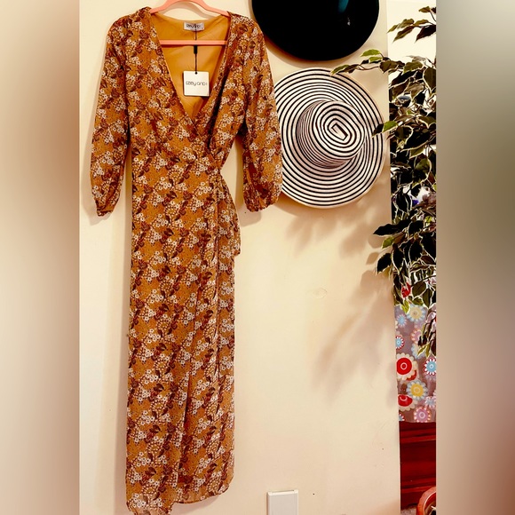 It’s a beautiful Ebby And I long maxi dress.Great for summer& vacay👗 - Picture 1 of 3